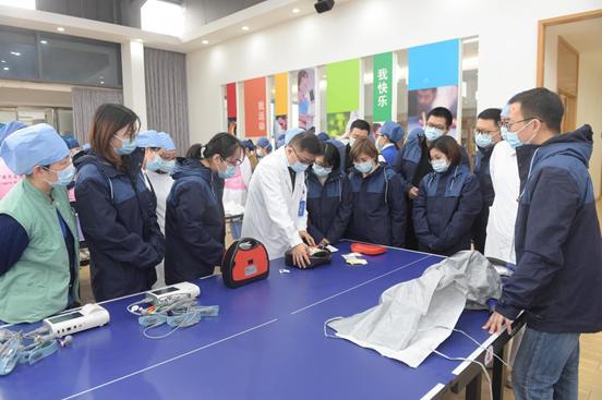 们在感染科副主任吴增斌等人的指导下,认真学习了正压式呼吸防护系统