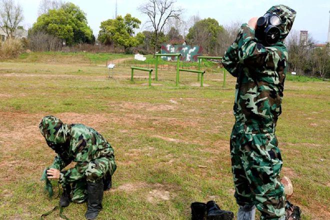 防护装备后在视觉受限和呼吸不畅的情况下他们依旧能够熟练操作仪器