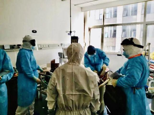 华西医院赖巍医生团队快速连接并调节有创呼吸机——仪器显示,老严的
